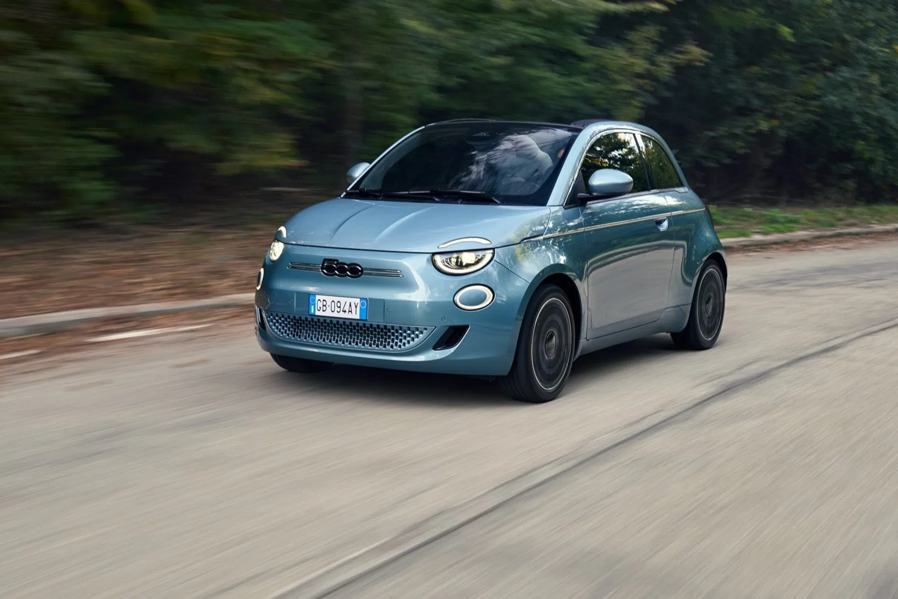 Fiat 500e rijdend schuin voor